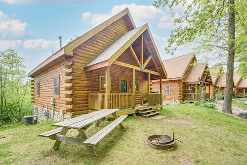Fire Pit & Porch: Warm & Woodsy Rothbury Escape!