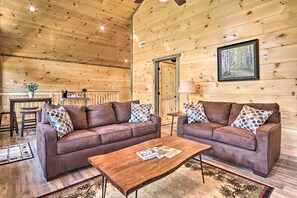 Interior - Hot Tub, Game Room, Decks: Cabin in Gatlinburg (Gatlinburg)