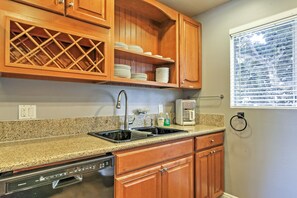 Apartment (2 Bedrooms) | Interior - Long Beach Condo w/ Balcony ~ 2 Mi to Downtown! (Long Beach)