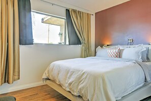 Apartment (2 Bedrooms) | Interior - Long Beach Condo w/ Balcony ~ 2 Mi to Downtown! (Long Beach)