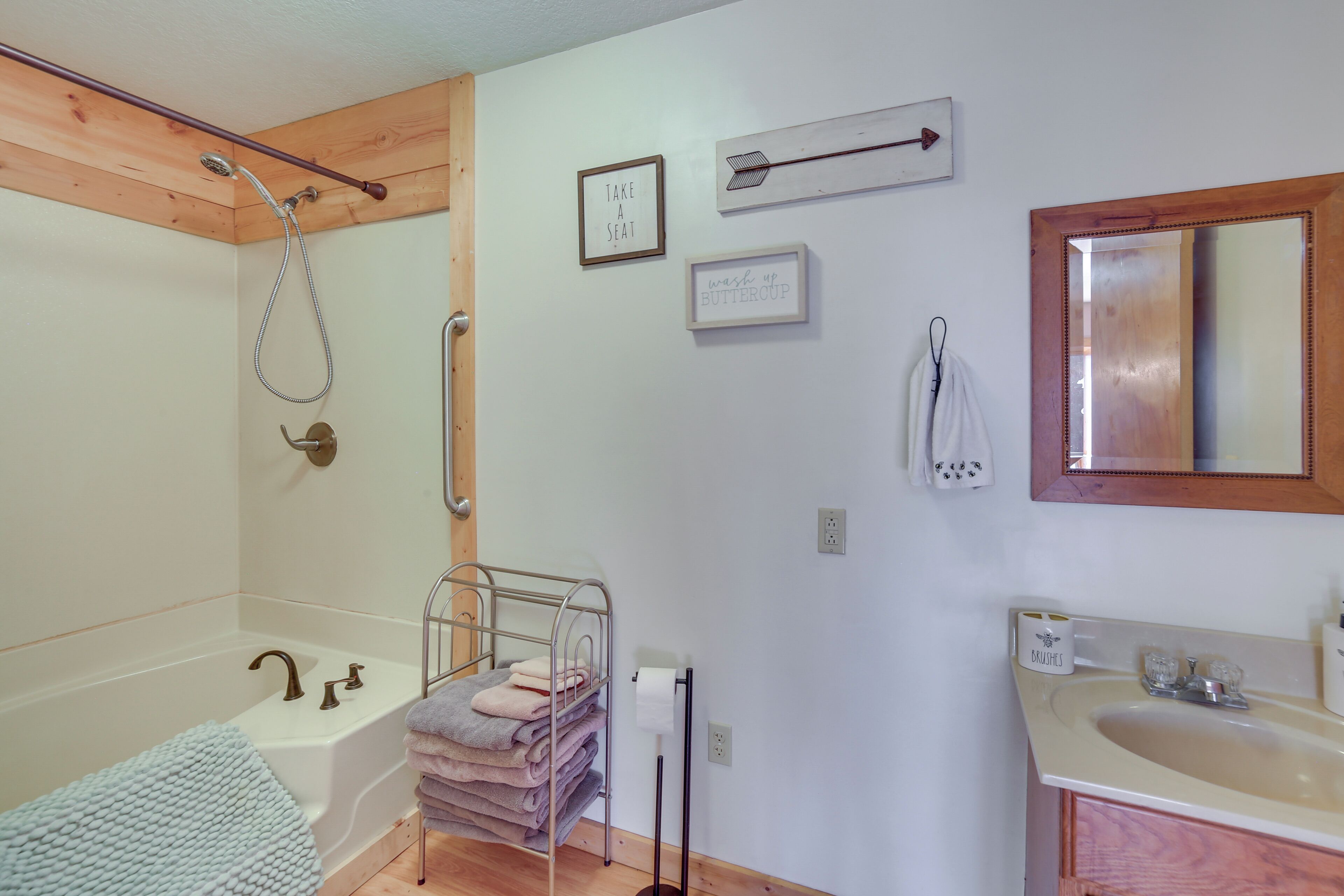 Une salle de bain équipée d’une baignoire, d’un lavabo, d’une douche et d’un porte-serviettes.
