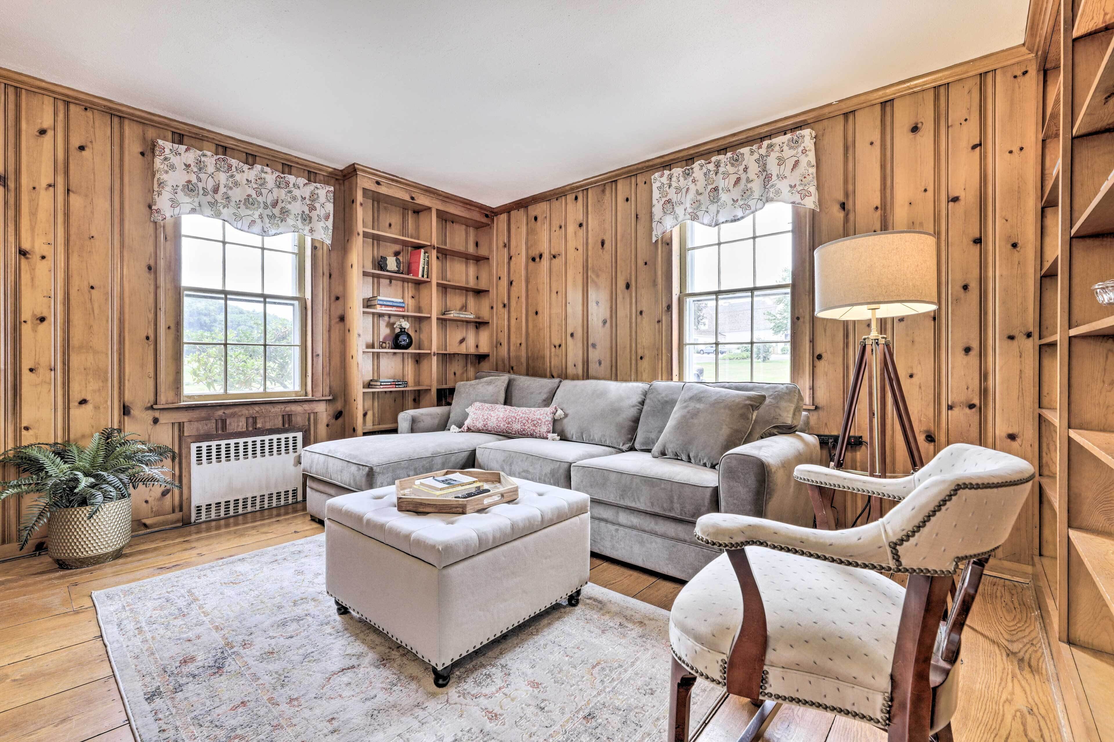 Charming Farmhouse w/ Pool & Fishing Pond!