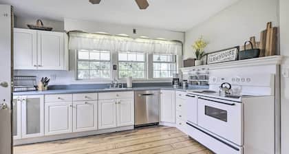 Charming Farmhouse w/ Pool & Fishing Pond!