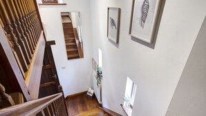 A wooden staircase with a handrail, leading to a landing with framed artwork on the walls. - Manor Farm Barn Cottage - Close Lake District & Yorkshire Dales (Yealand Conyers)