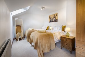 2 bedrooms, desk, travel crib, internet
