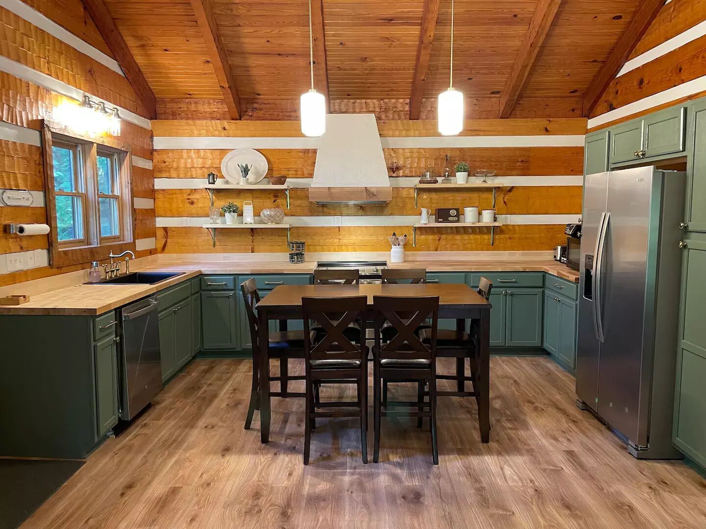 Family friendly cabin, Screened porch, Fire pit