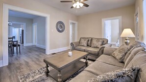 A living room with a ceiling fan, a sofa set, a coffee table, and a lamp. - Inviting Home, 1 Mi to High Point University! (High Point)