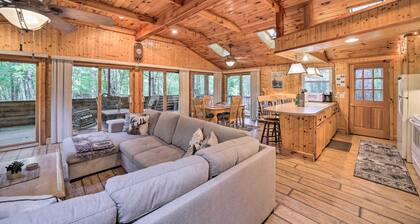 Fire Pit & Grill: Cozy Cabin in Lake Toxaway!