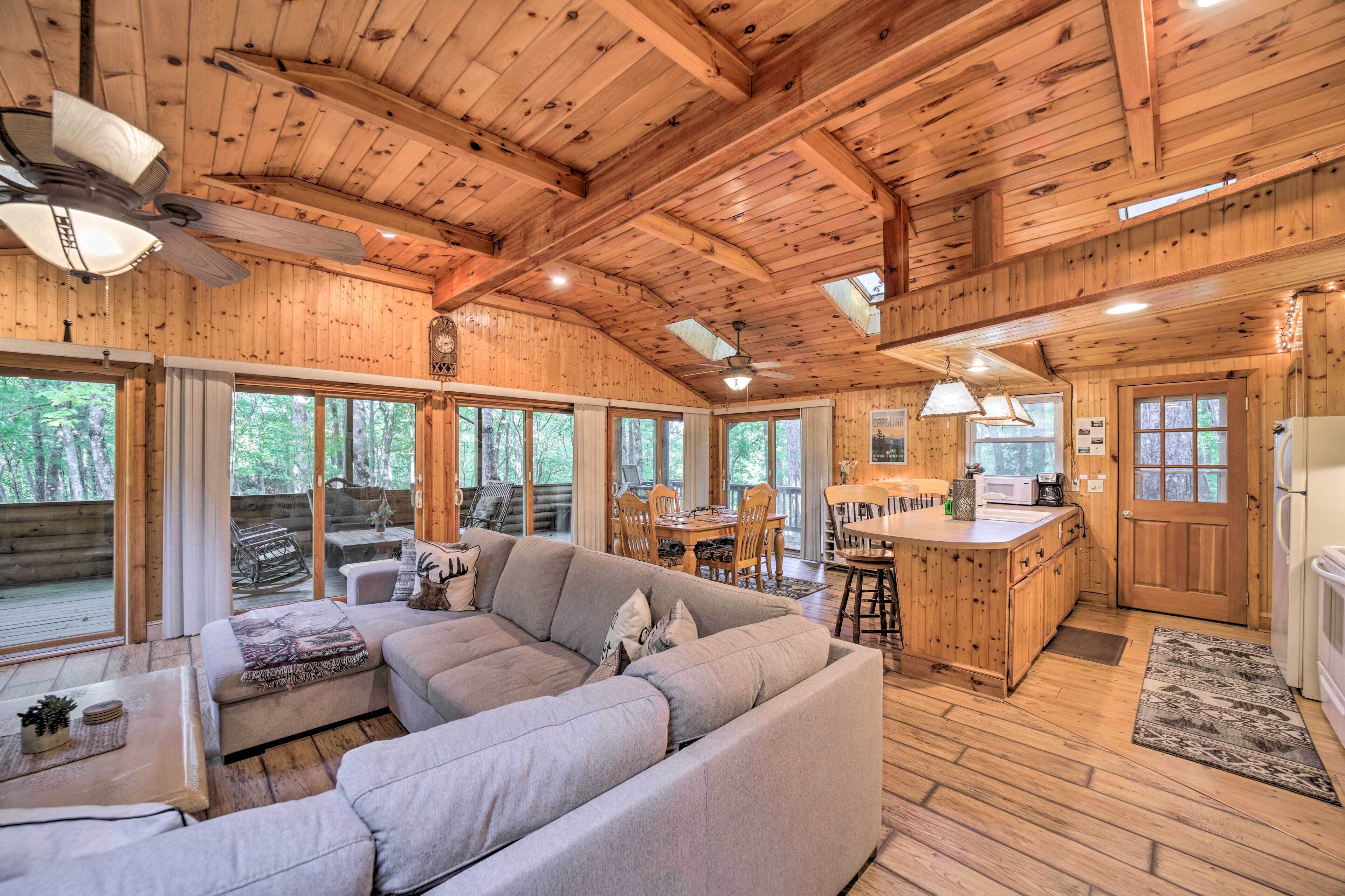 'lake Toxaway Moose Lodge' w/ Spacious Deck!
