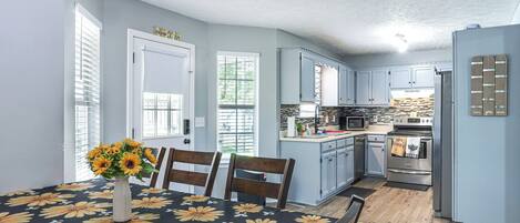 House (4 Bedrooms) | Dining