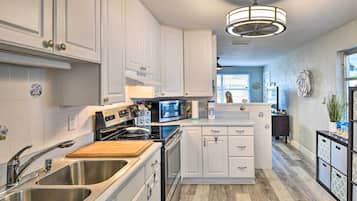 House (2 Bedrooms) | Private kitchen | Microwave, oven, stovetop, blender