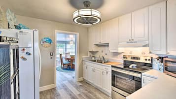 Maison (2 Bedrooms) | Cuisine privée | Micro-ondes, four, plaque de cuisson, blender