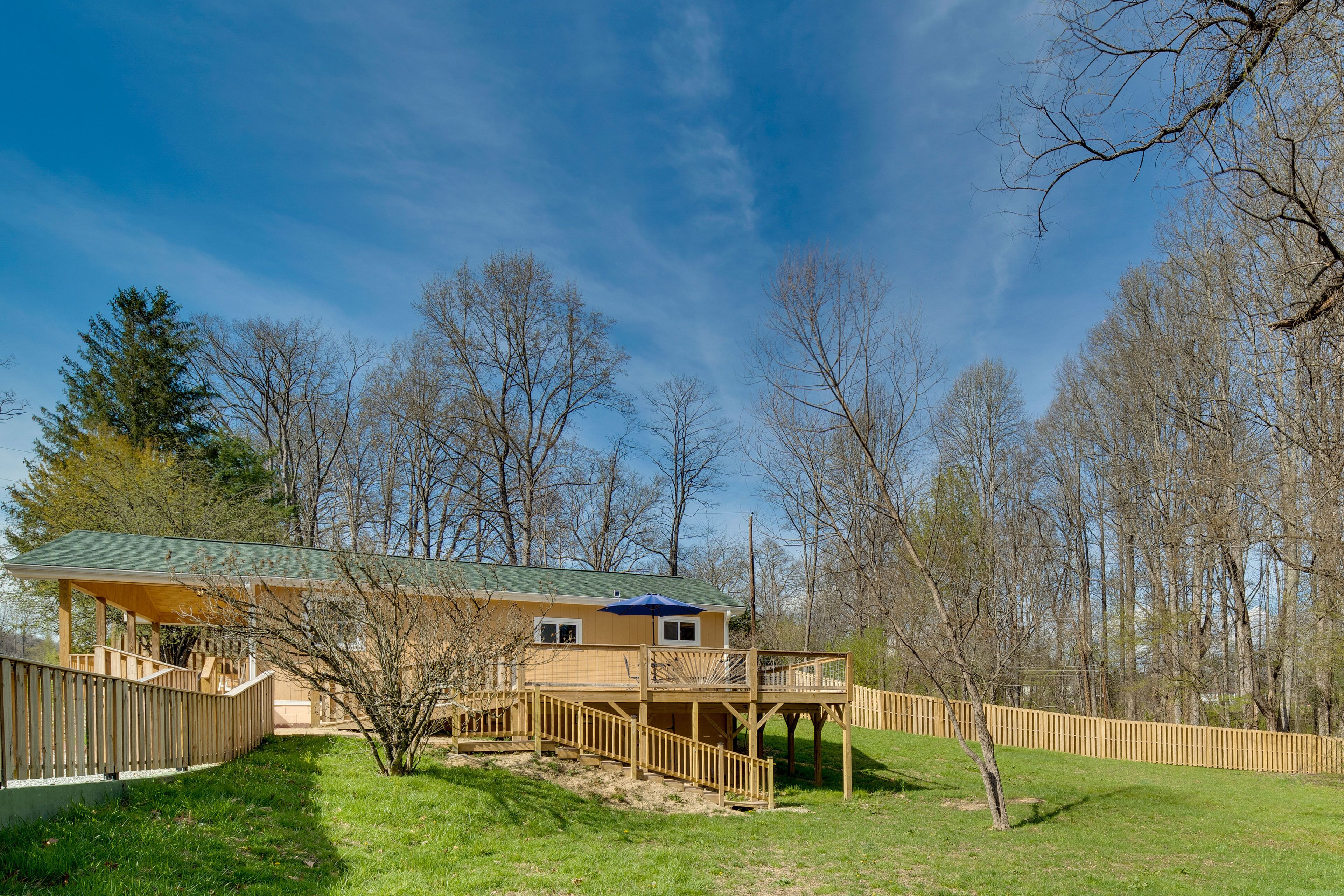 Hendersonville Home w/ Deck - 6 Mi to Downtown!