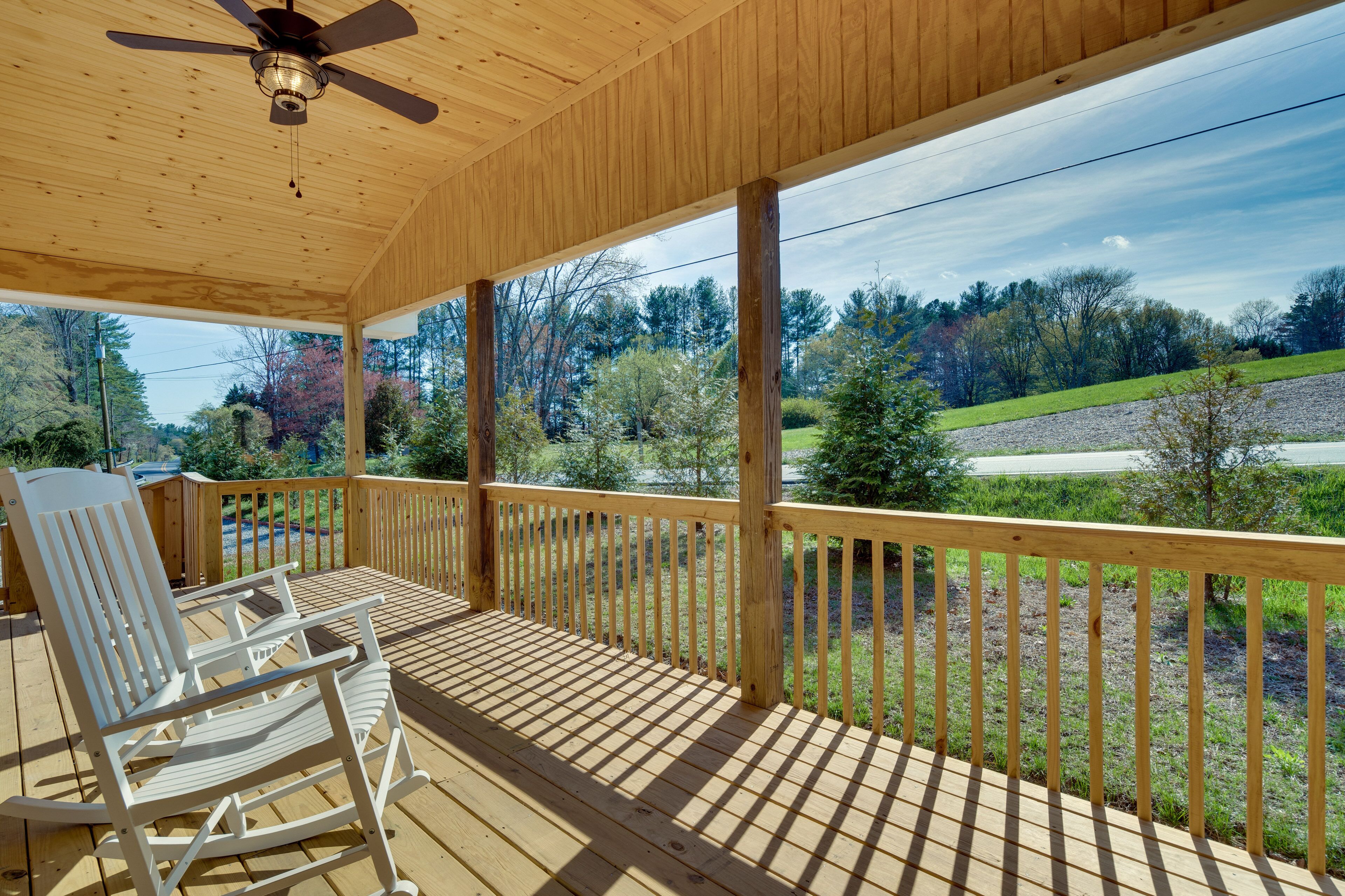 Hendersonville Home w/ Deck - 6 Mi to Downtown!