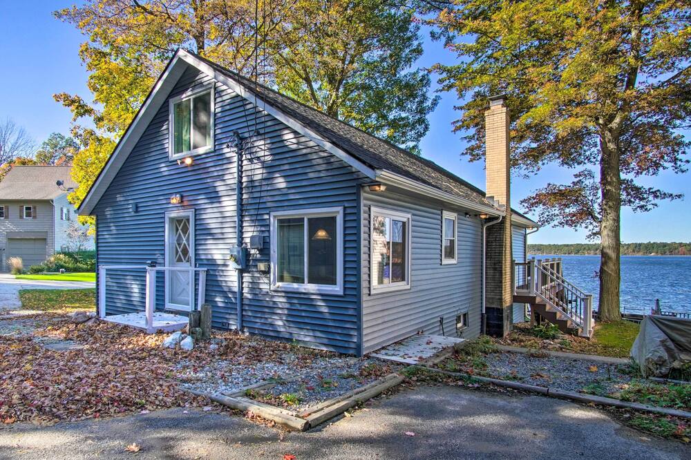 Lakefront Whitehall Home w/ Boat Slip & Deck!