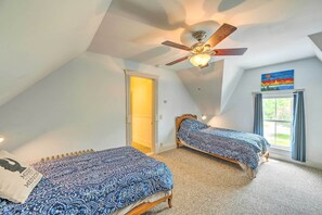 4 bedrooms, desk, laptop workspace, bed sheets