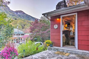 Interior - Mtn Views + Fire Pit: Serene Chimney Rock Abode (Chimney Rock)