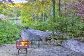 Interior - Mtn Views + Fire Pit: Serene Chimney Rock Abode (Chimney Rock)