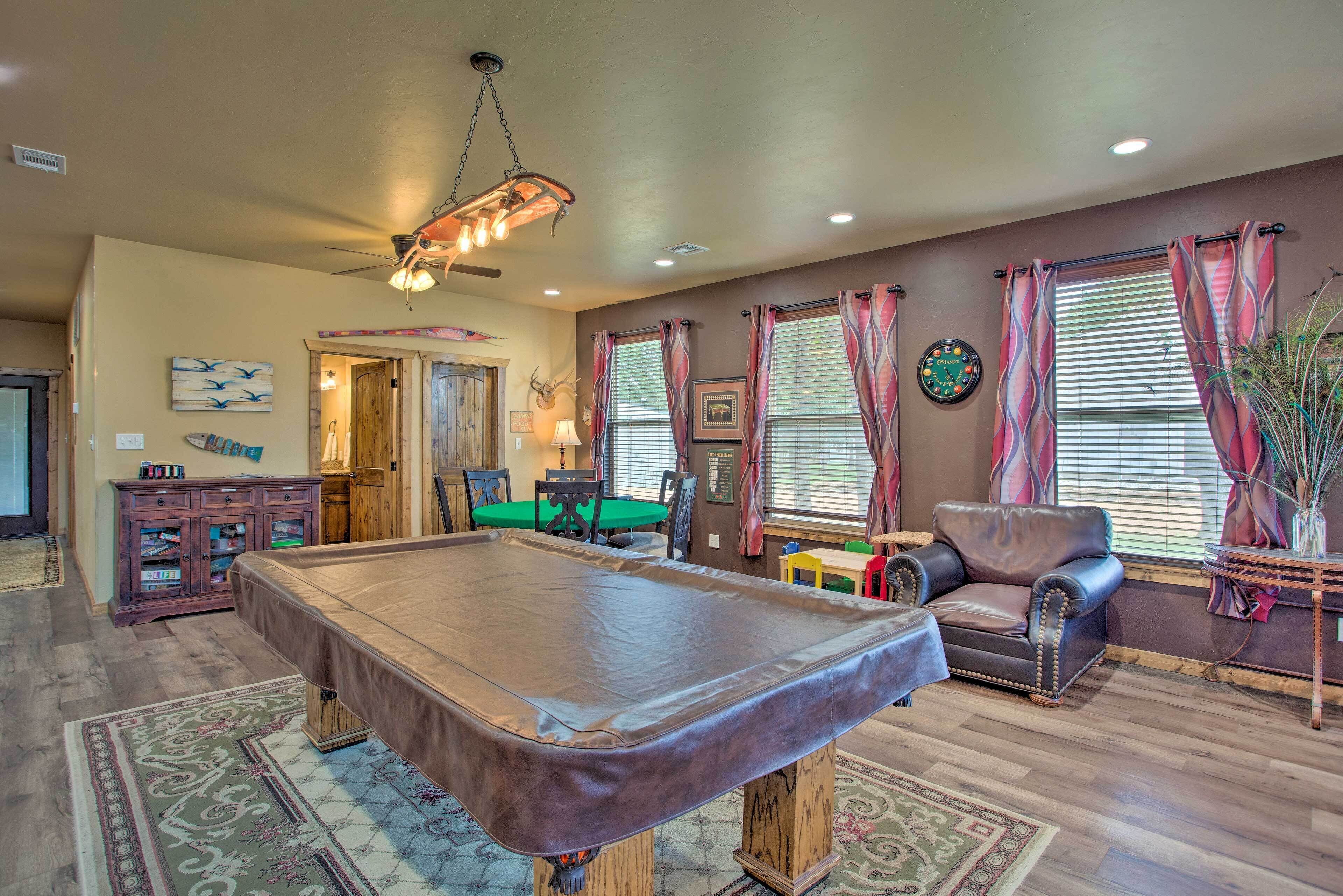 Kingston Home w/ Pickleball: Steps to Lake Texoma!