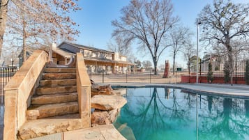 House (6 Bedrooms) | Interior