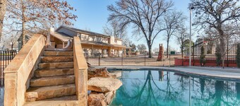 Kingston Home w/ Pickleball: Steps to Lake Texoma!