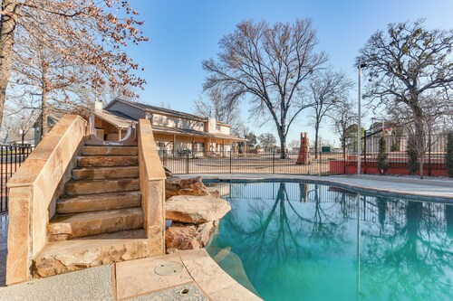 Kingston Home w/ Pickleball: Steps to Lake Texoma!