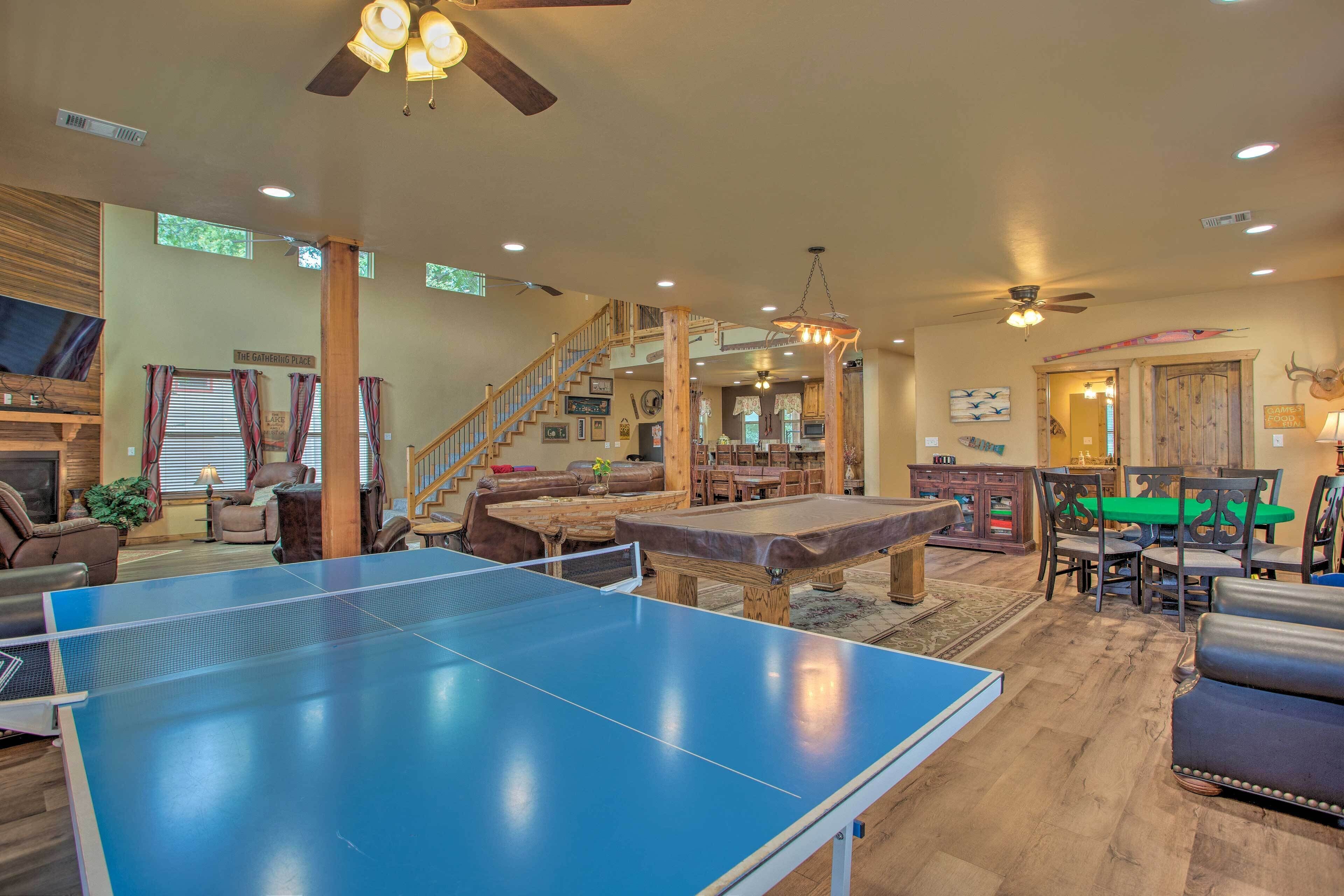 Kingston Home w/ Pickleball: Steps to Lake Texoma!