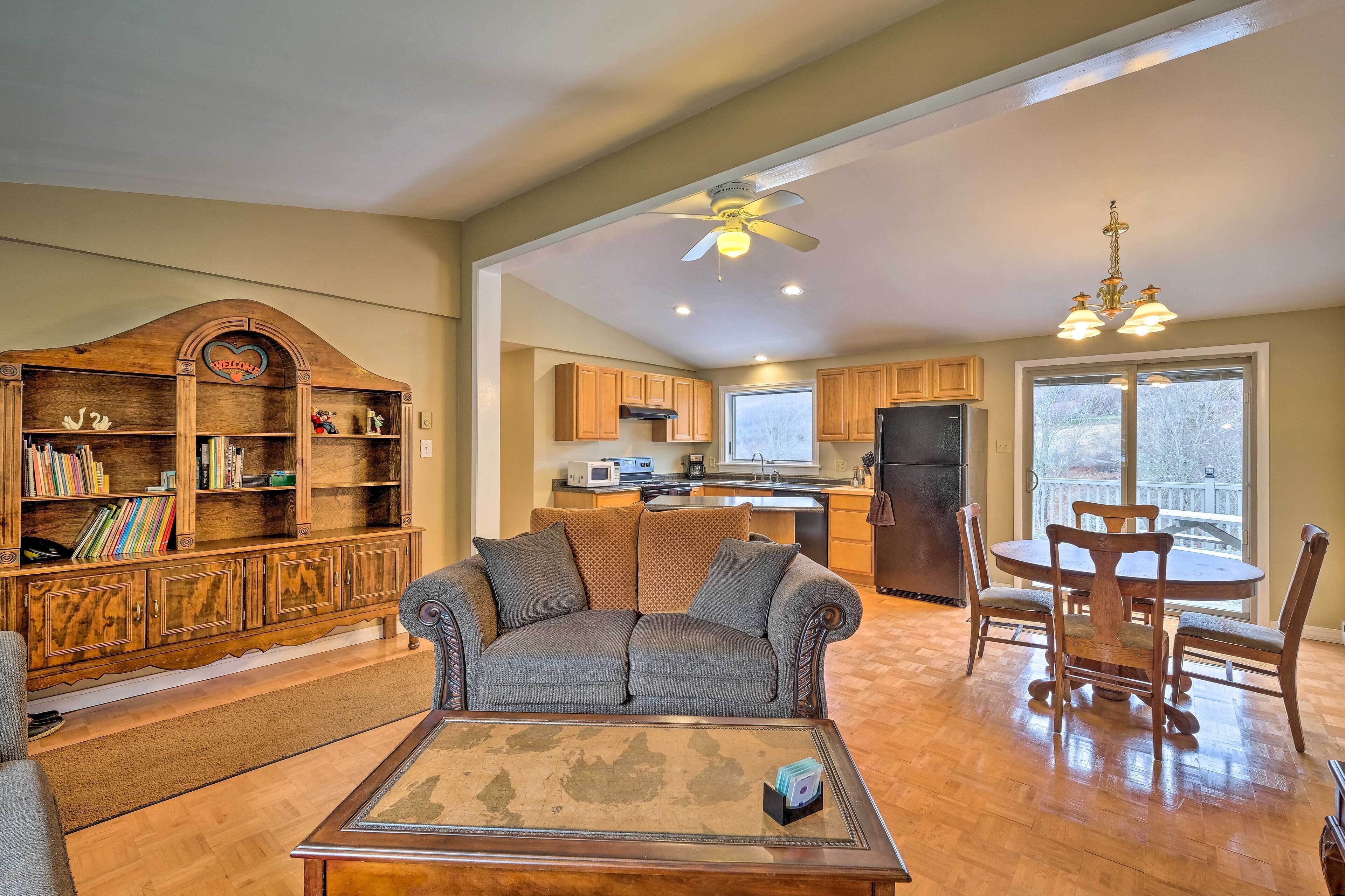 Quiet Catskills Getaway W/deck-panoramic Mtn Views