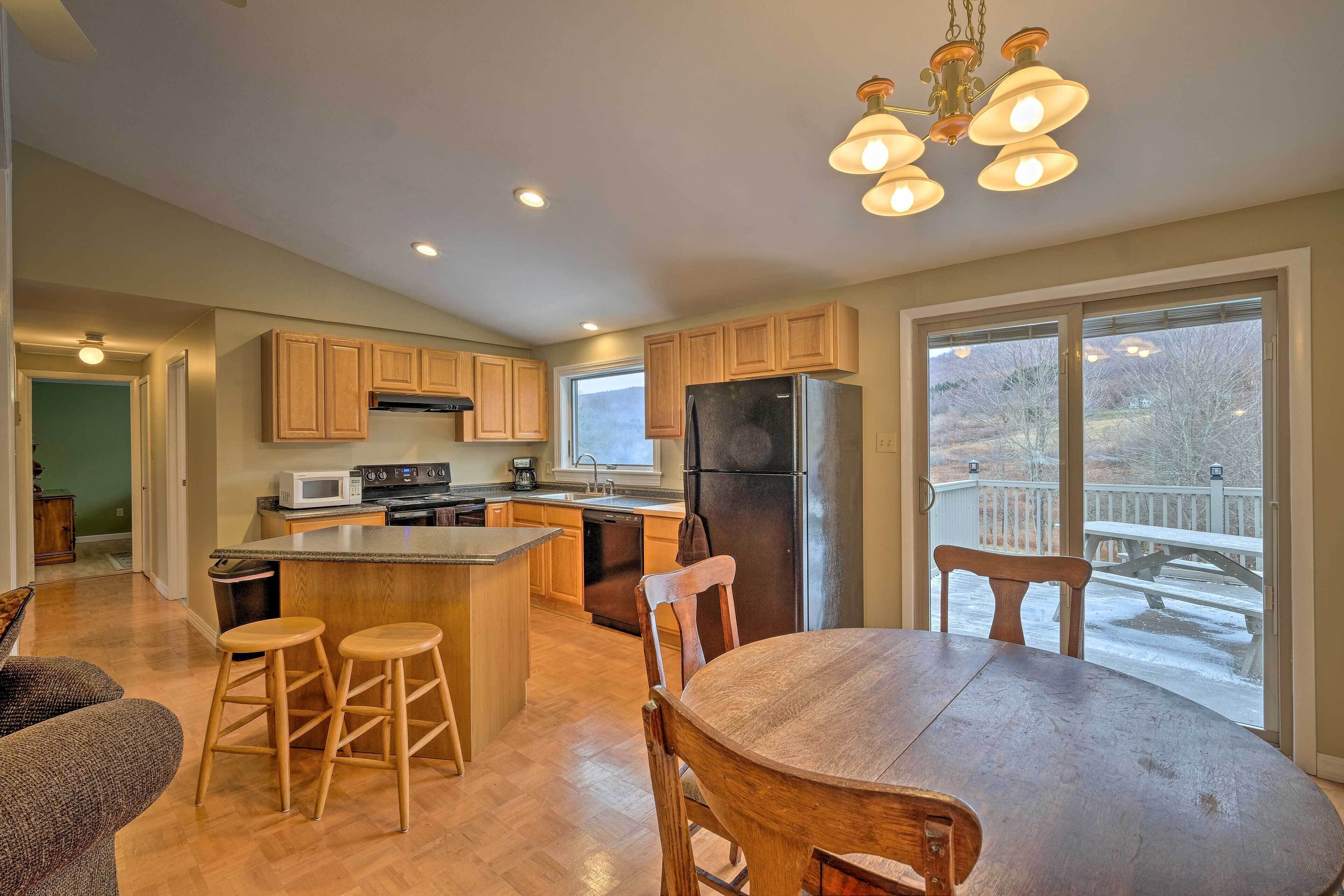 Quiet Catskills Getaway W/deck-panoramic Mtn Views