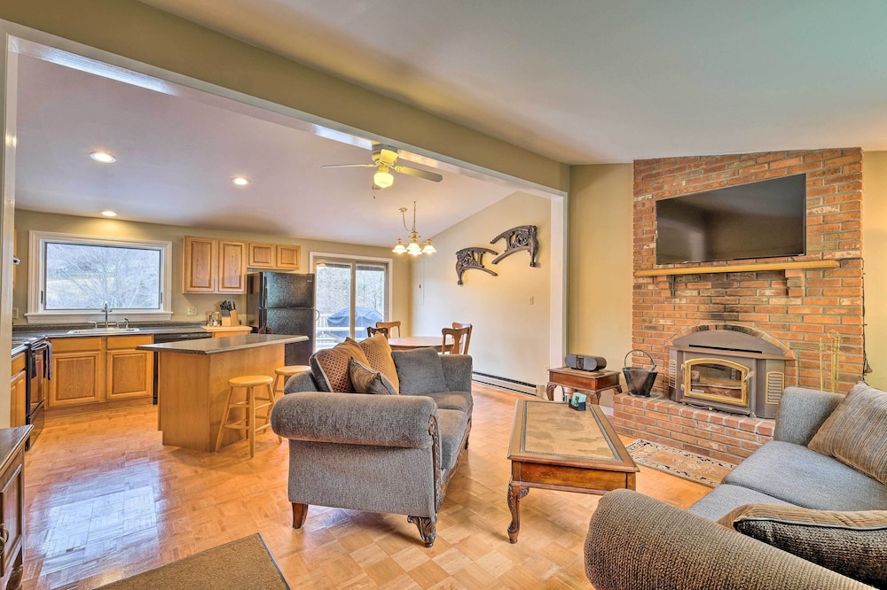 Quiet Catskills Getaway W/deck-panoramic Mtn Views