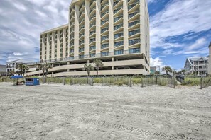 Een meerlaags hotel met een centrale binnenplaats en een ligging aan het strand.