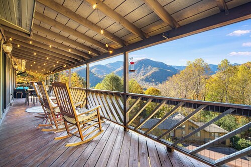 Best Location - Maggie Valley Cabin w/ Hot Tub!