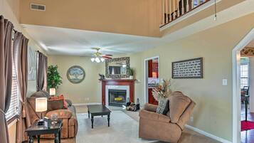 Casa (4 Bedrooms) | Área de sala de estar | Televisión y chimenea