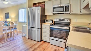 Private kitchen - Top-floor Hilton Head Resort Condo w/ Lagoon View! (Hilton Head Island)