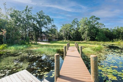 Lovely Hawthorne Home w/ Private Boat Dock!