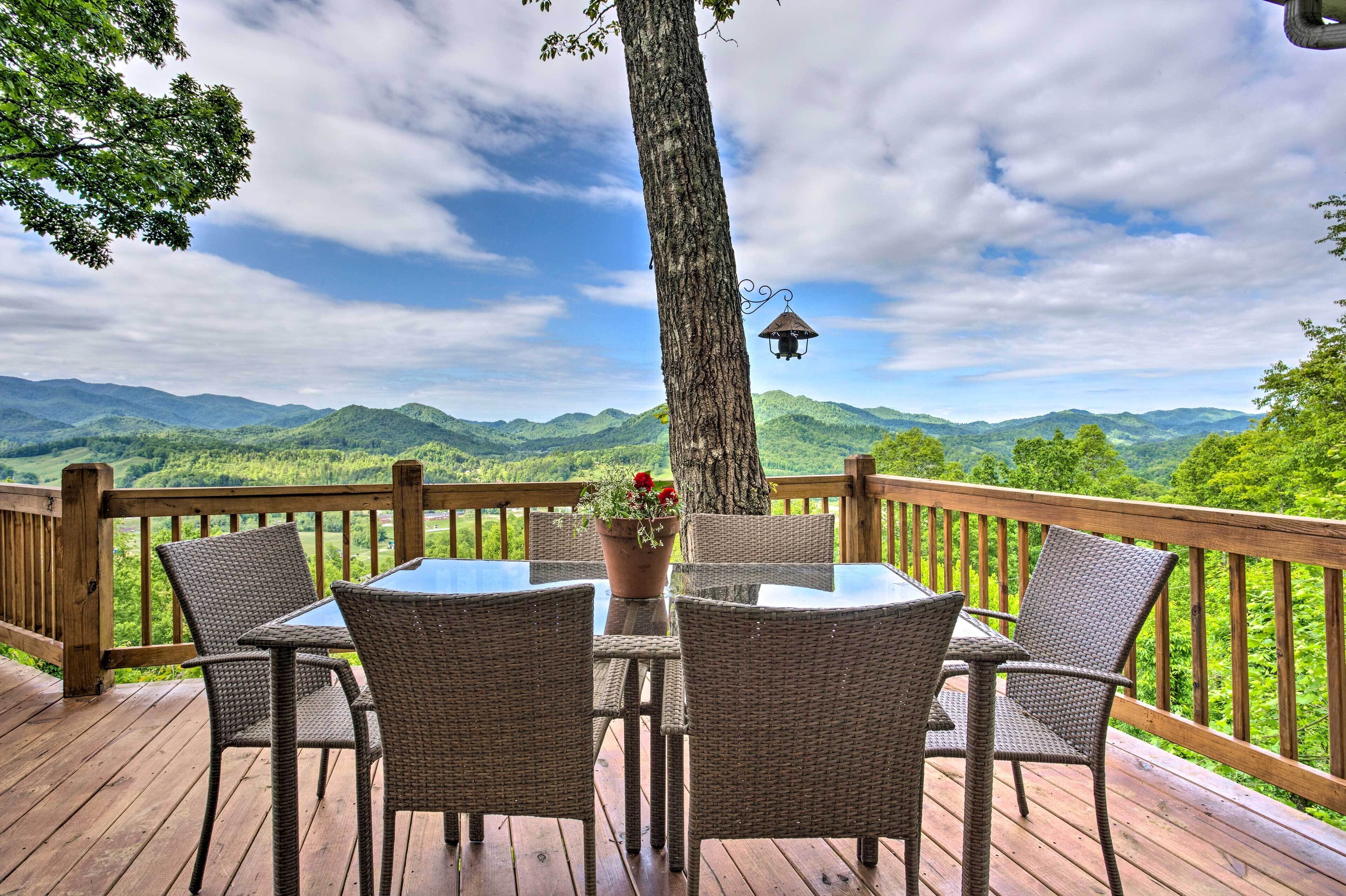Cozy North Carolina Abode - Deck, Grill & Fire Pit