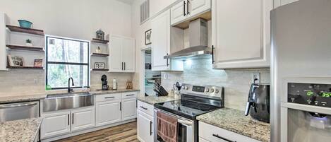 Huis (3 Bedrooms) | Privékeuken | Een oven, een kookplaat, een vaatwasser, kookgerei, borden en bestek