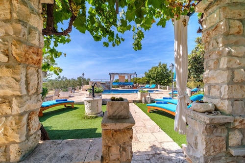 Holiday Home for up to 7 Pool Countryside by sea