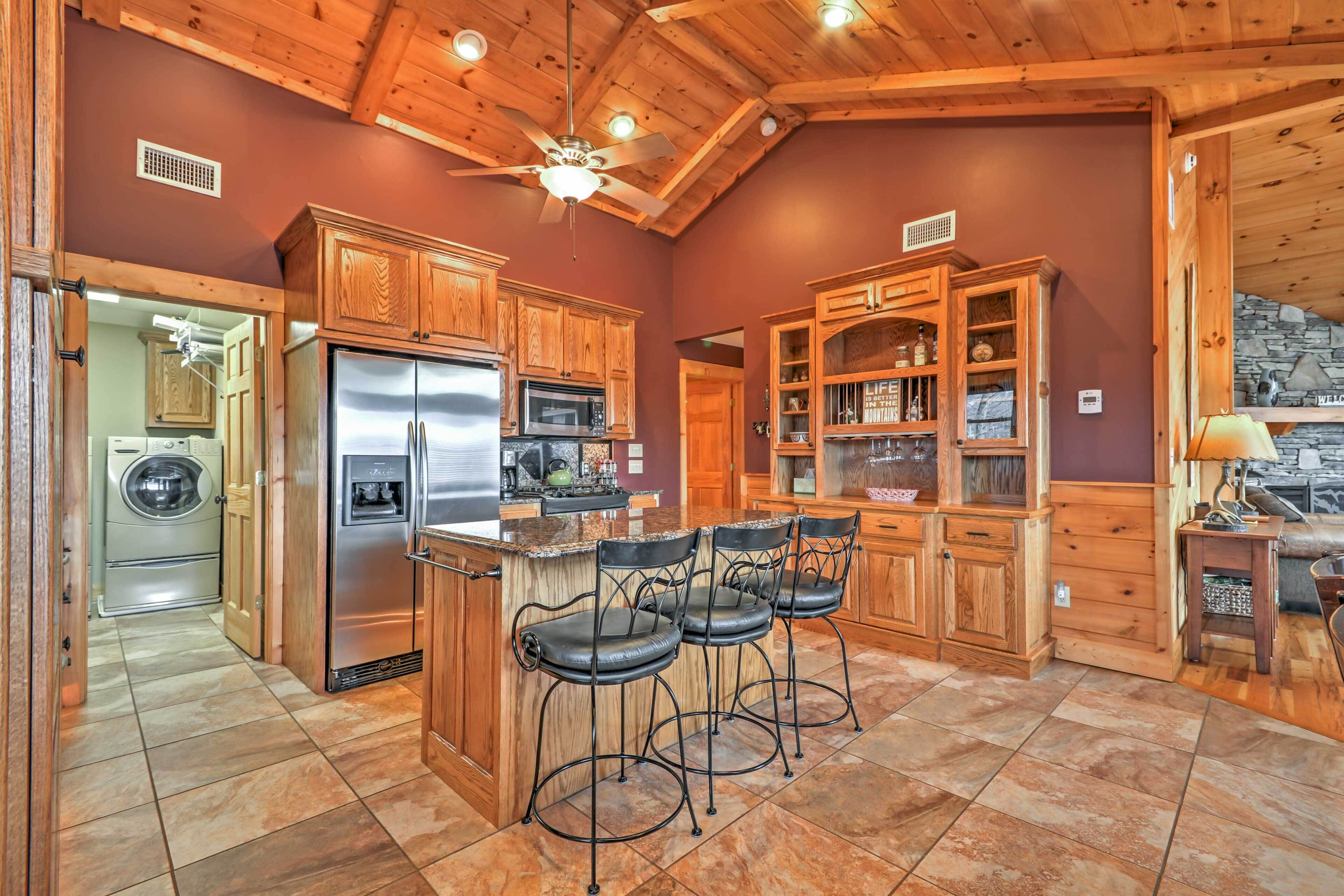 'the Cozy Bear Cabin: Upscale Deck & Mtn Views!