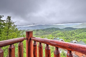 Property grounds - 'million Mile View' Cabin w/ Games + Mtn View! (Sevierville)