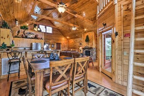 Dining - 'million Mile View' Cabin w/ Games + Mtn View! (Sevierville)