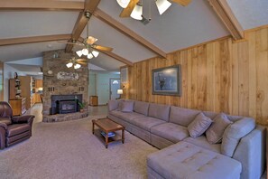 House (5 Bedrooms) | Interior