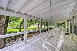 Terrace/patio - Tranquil Creekfront Bryson City Home w/ Grill! (Bryson City)