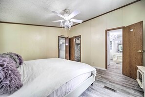 Rumah (3 Bedrooms) | 3 kamar tidur, setrika/meja setrika, dan seprai linen