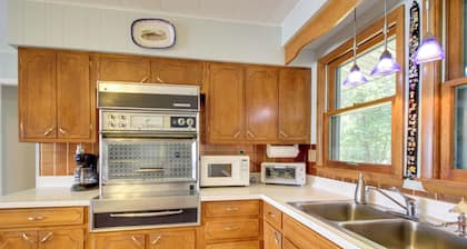 Pelican Lake Cabin: Private Beach + Scenic Sunsets