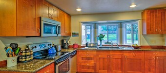 Peacock Hill Retreat on 1 Acre, 1 Mi to Harbor