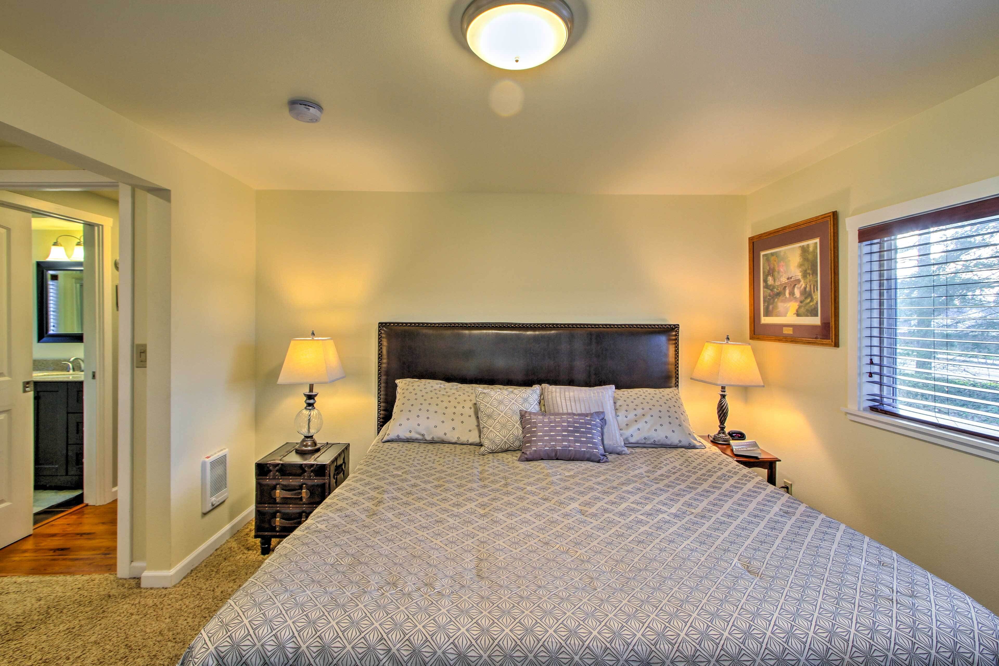 Peacock Hill Retreat on 1 Acre, 1 Mi to Harbor