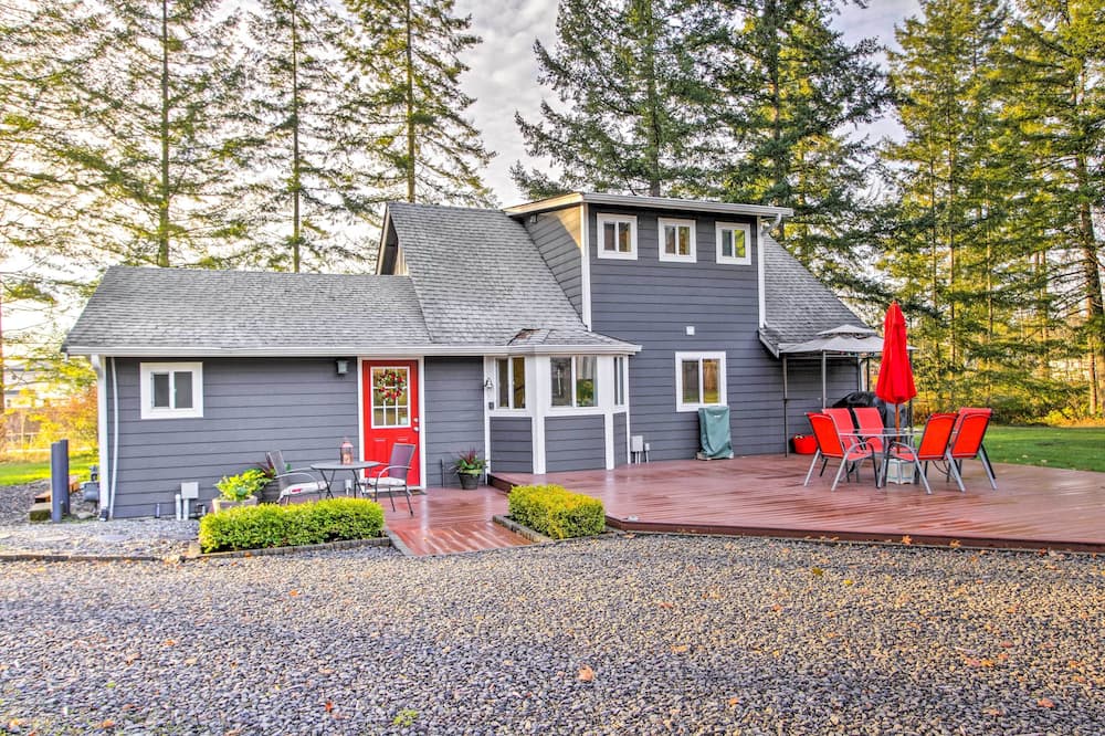 Peacock Hill Retreat on 1 Acre, 1 Mi to Harbor - Browns Point, WA