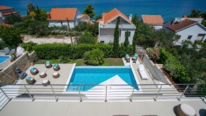 A rooftop pool area with lounge chairs and a view of the sea. - Stunning Villa Avalon for 9 Pool 2 Mins to Beach (Okrug)