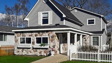 Rumah (3 Bedrooms) | Bagian depan properti